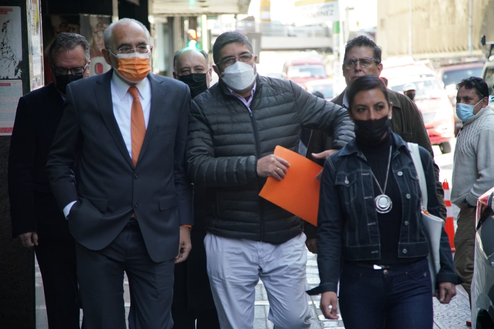 Golpe de Estado I: Ricardo Paz, acompañado de Carlos Mesa, se presenta a declarar 