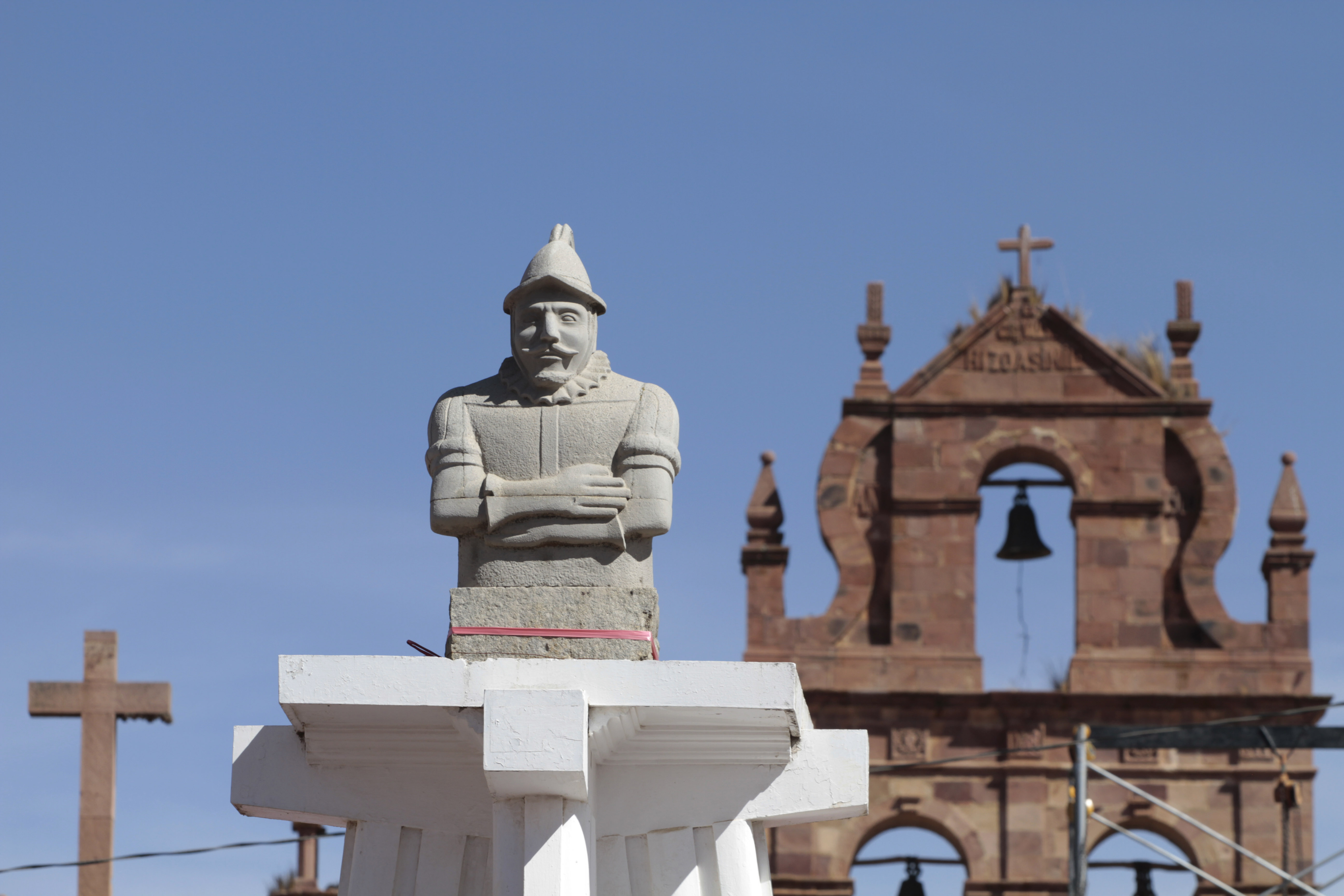 Laja con el busto de su fundador y la antigua iglesia. RRSS