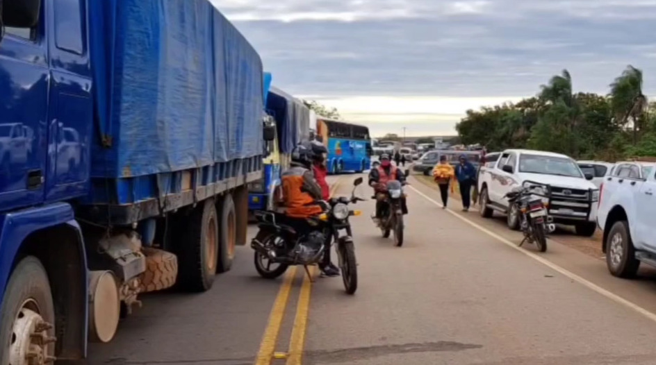 Transportistas se suman a juntas vecinales y agricultores y el bloqueo en Cuatro Cañadas se agrava