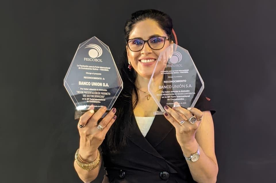 Banco Unión recibe dos galardones por su stand futurista en la Feicobol 2022 