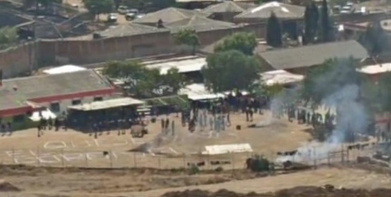 Reclusos de El Abra rechazan presencia de implicado en triple asesinato de policías y se amotinan