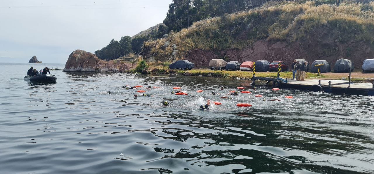 Cerca de una treintena de mujeres militares cruzaron el estrecho de Tiquina nadando