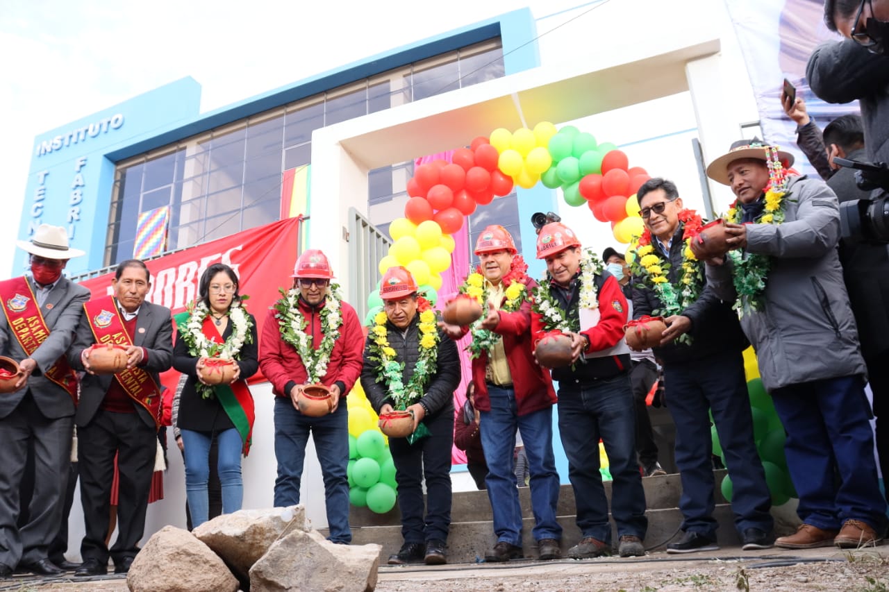 Arce asegura que se acelera la industrialización para salir “más rápido” de la crisis