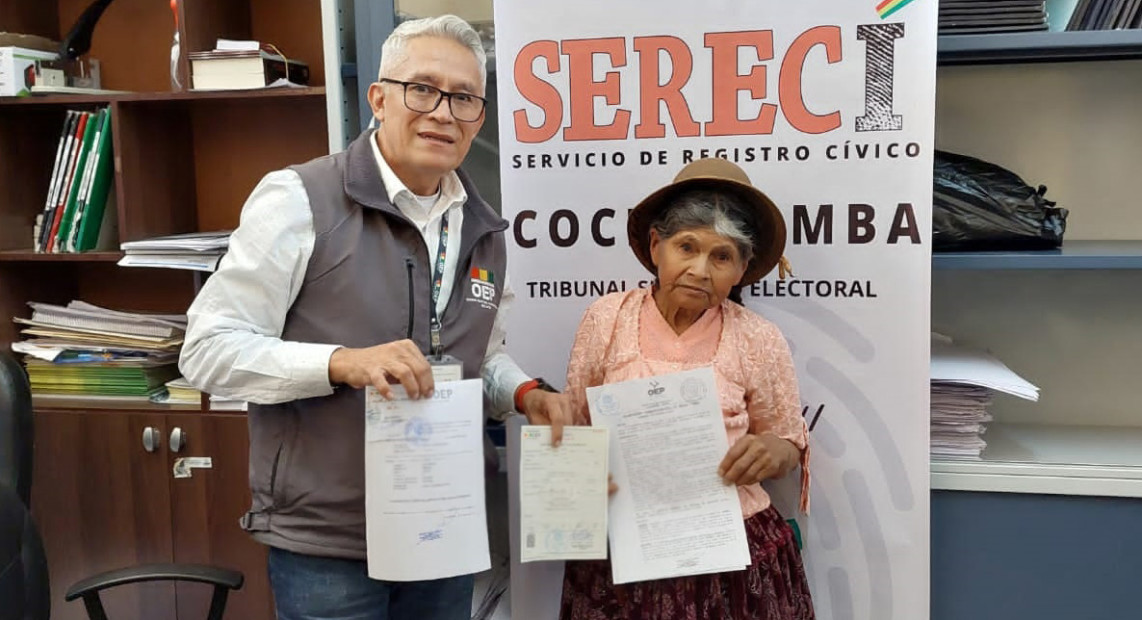 María y Ángela superan el medio siglo de vida y reciben por primera vez su certificado de nacimiento