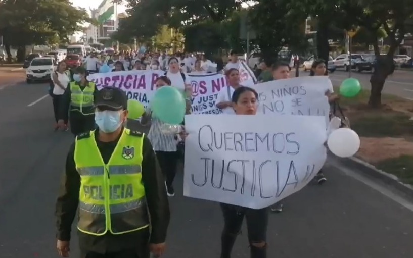 Cientos de padres y madres de familia marchan en contra de la violencia infantil en Santa Cruz