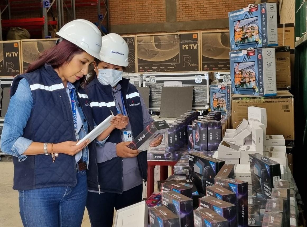 Aduana comisa celulares, tablets y televisores de contrabando valuados en Bs 1,8 millones