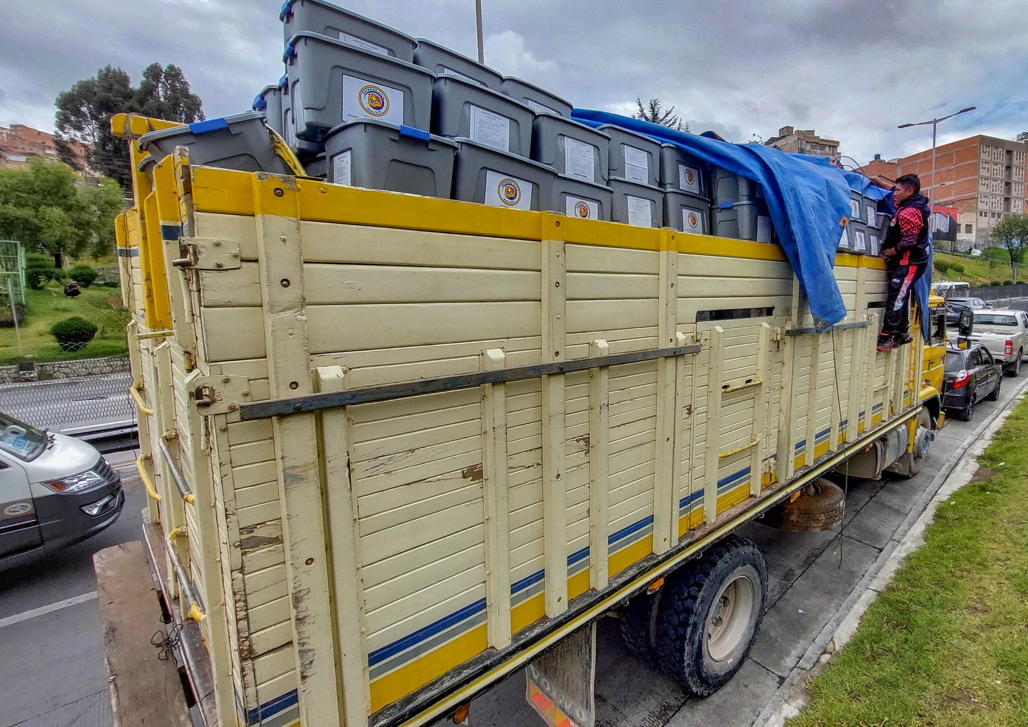 Gobierno socorre con alimentos y médicos a transportistas bolivianos varados en la frontera con Perú