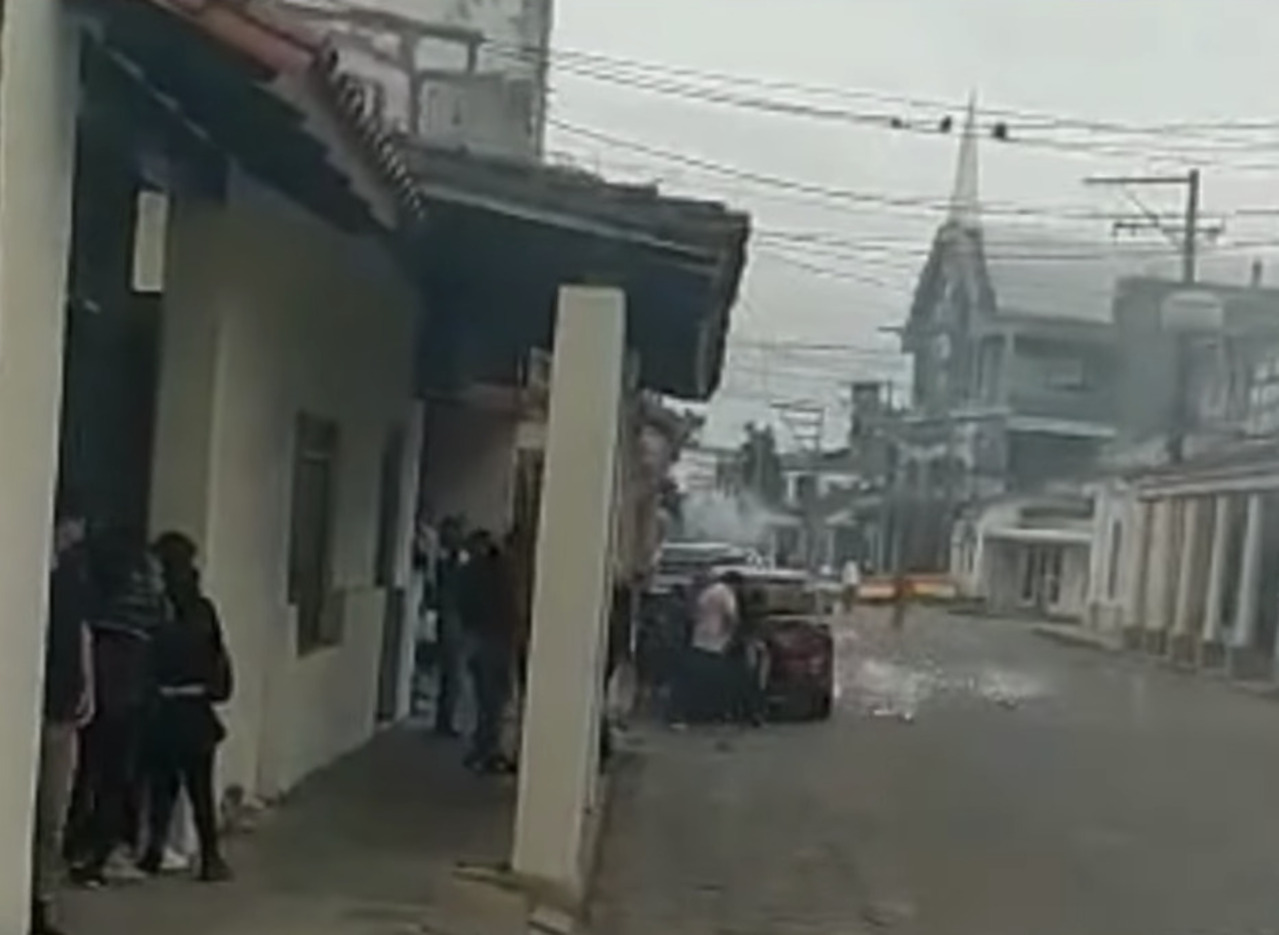 Violento ataque cívico deja cuatro funcionarios heridos de Impuestos en Santa Cruz 