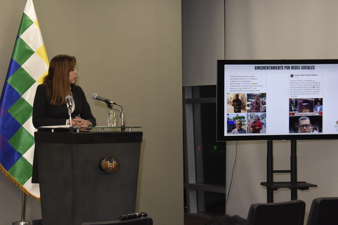 Gobierno condena agresiones a periodistas y denuncia que trabajadores de Bolivia Tv en Santa Cruz suspenden emisiones por amenazas