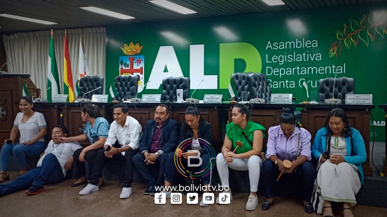 Tras cerco y agresión, la Policía logra liberar a los retenidos asambleístas del MAS en Santa Cruz