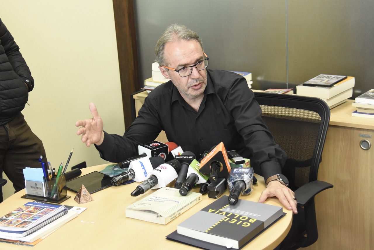 Gobierno sugiere aplicar la norma para garantizar estabilidad en la Gobernación cruceña y evitar profundizar el conflicto