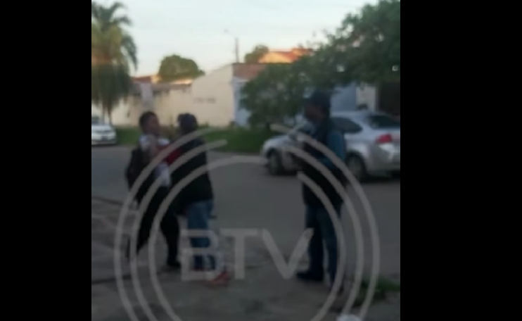 Una mujer afín a los cívicos cruceños agrede a un joven con capacidades diferentes