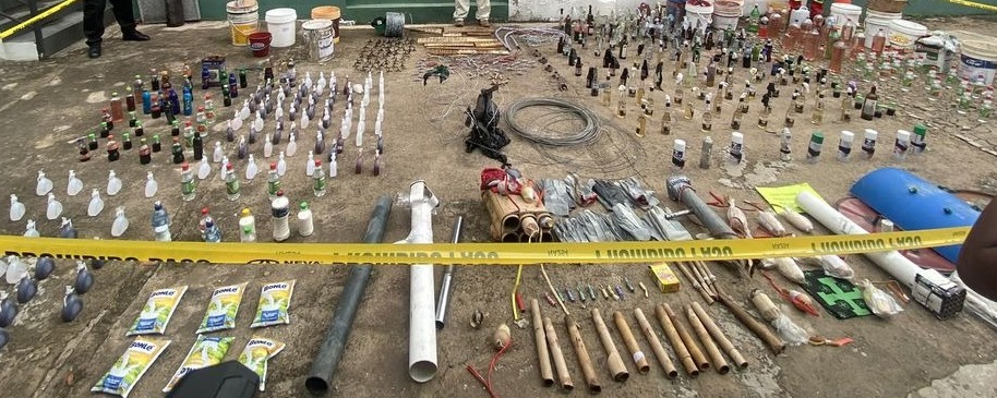 Policía aprehende a 19 personas en posesión de material explosivo en Santa Cruz