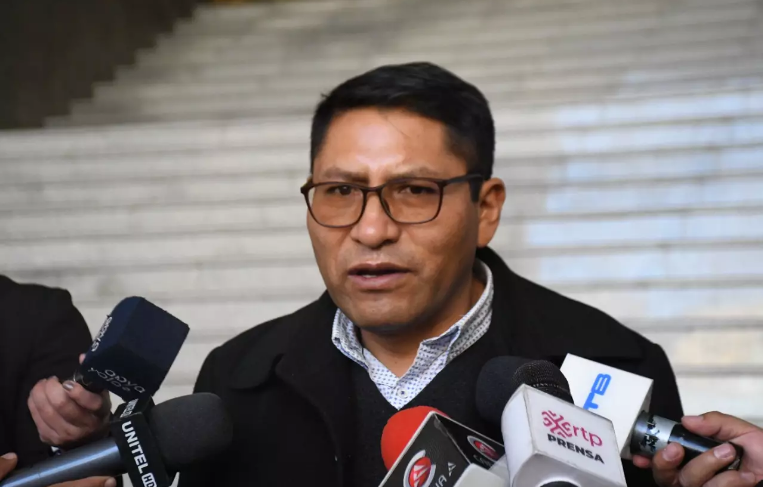 Diputado Angulo cuestiona la legalidad de Fernando Camacho como gobernador