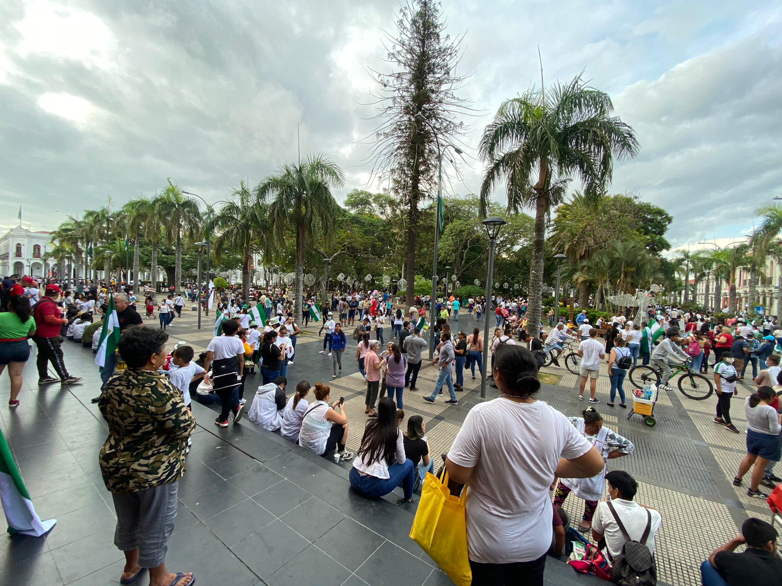 Marcha de “banderas blancas” con poca convocatoria en Santa Cruz