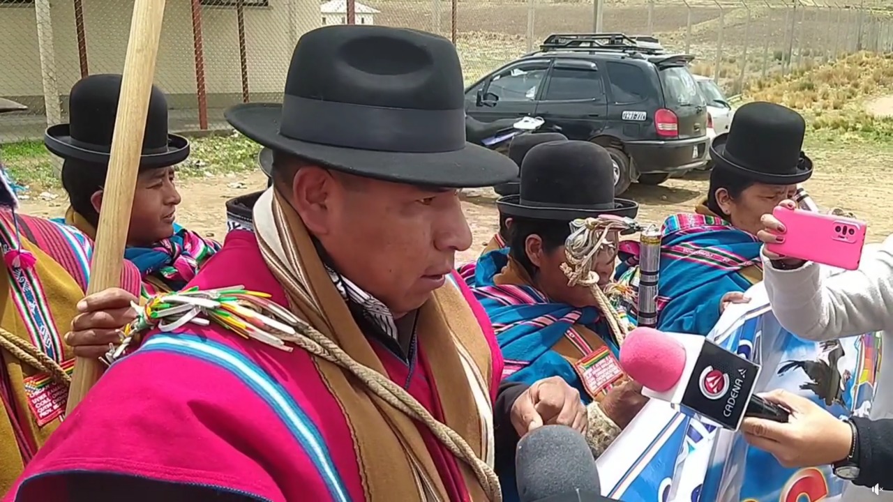 Ponchos Rojos protestan por la injerencia de parlamentarios extranjeros e instalan vigilia en Chonchocoro