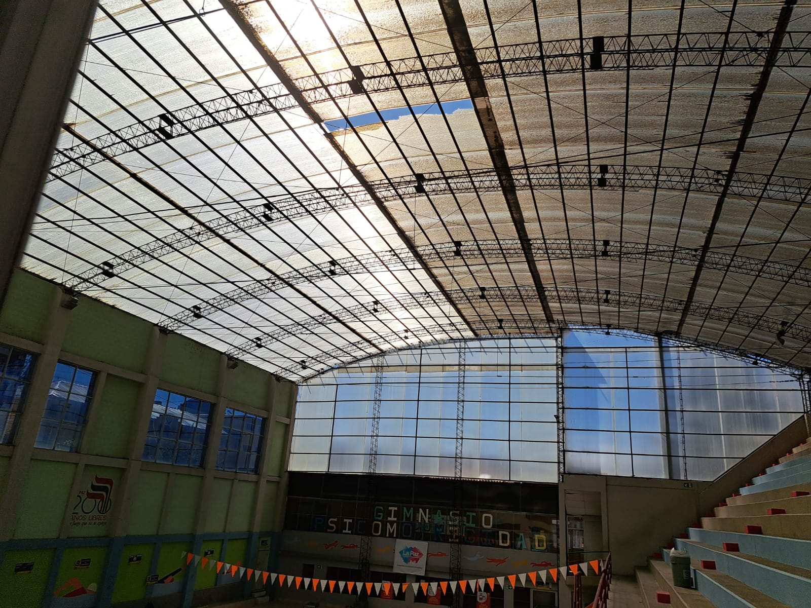 Inspección: Piscina Municipal de Obrajes presenta irregularidades, derroche de líquido en plena escasez y foco de infección con agua estancada