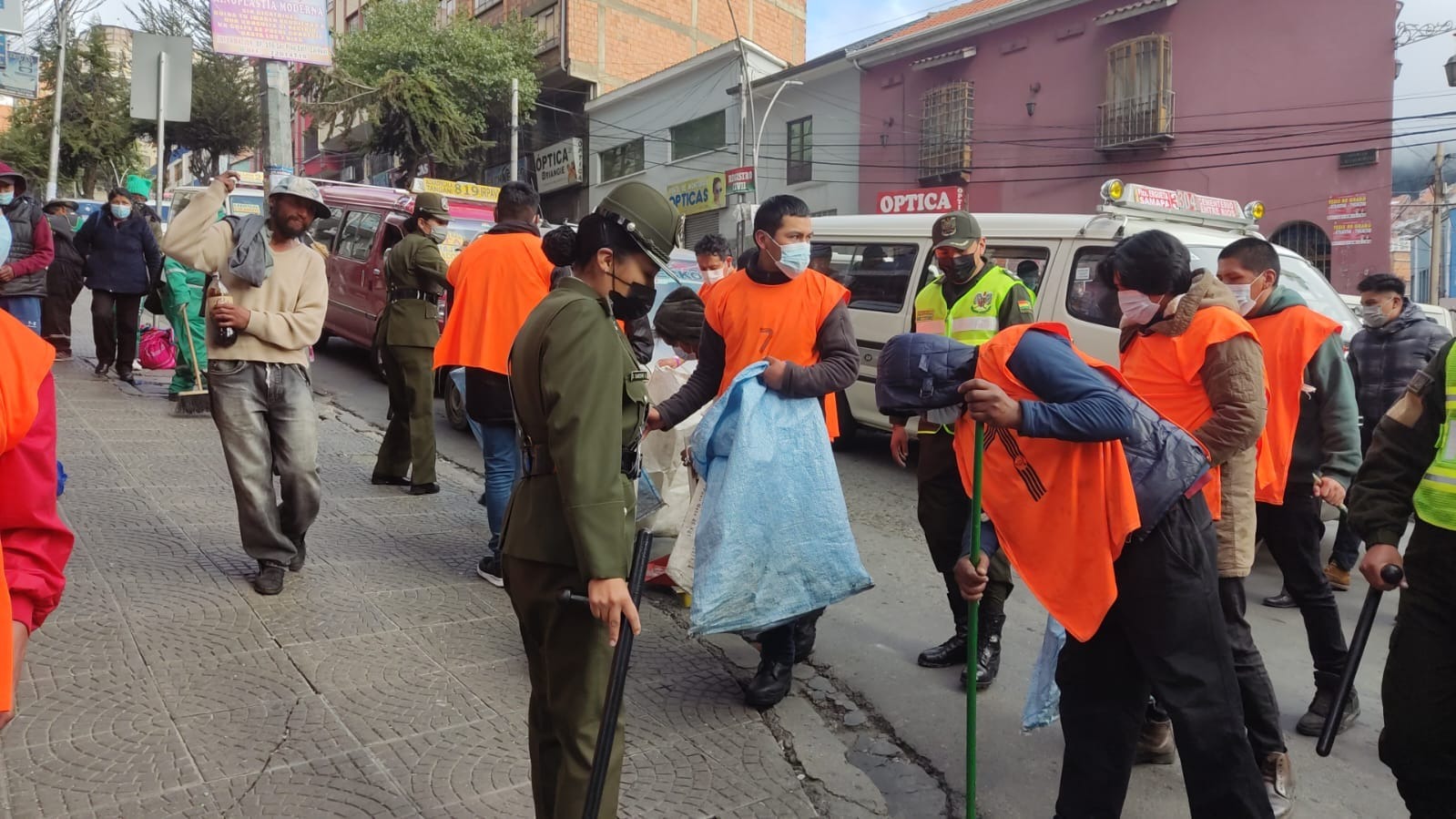 Tras el festejo de compadres, 25 infractores fueron sancionados con la limpieza de las calles paceñas