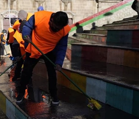 Tras el festejo de compadres, 25 infractores fueron sancionados con la limpieza de las calles paceñas