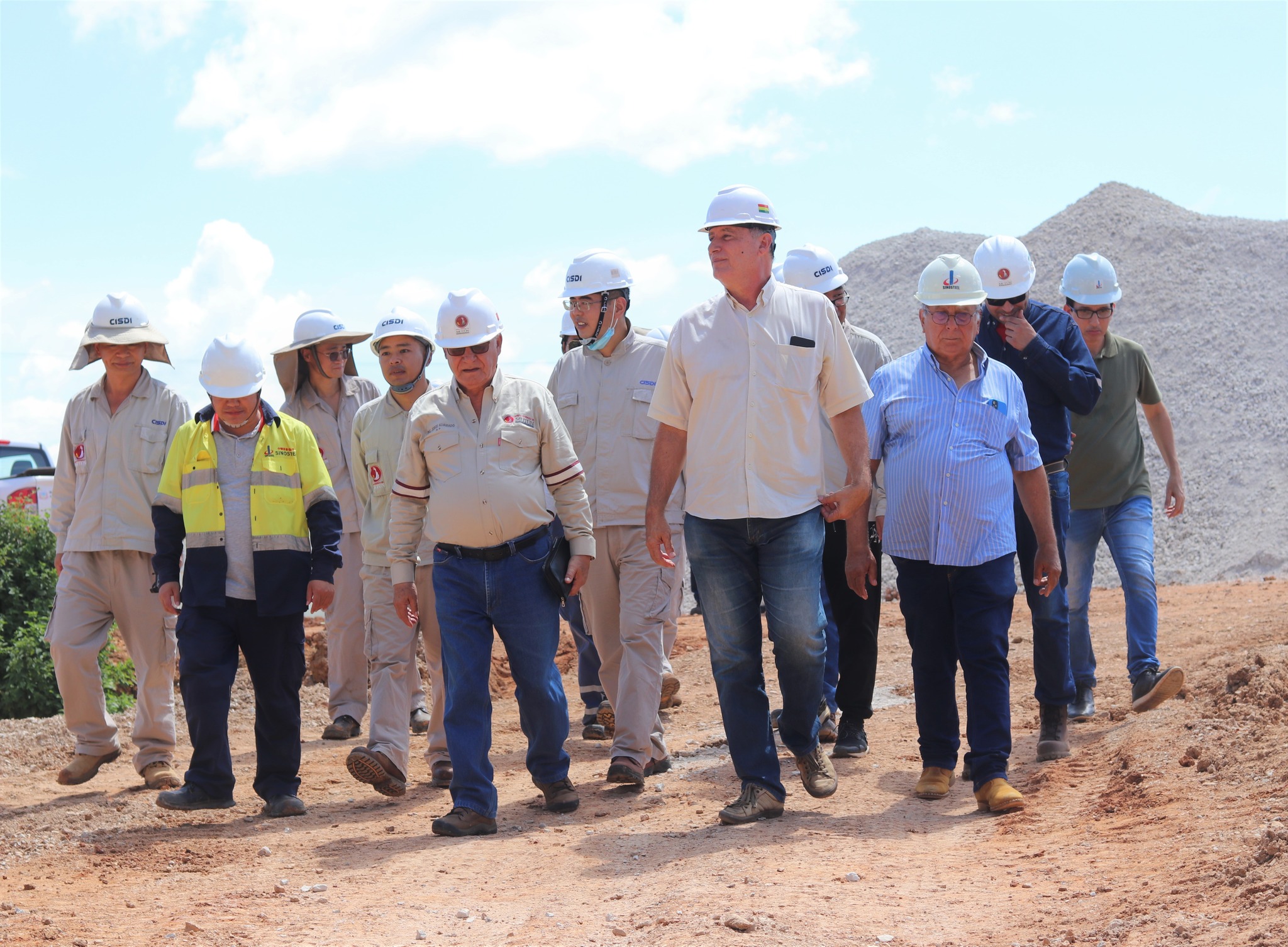 Autoridades brasileñas visitan la construcción de la siderúrgica del Mutún en Puerto Suárez