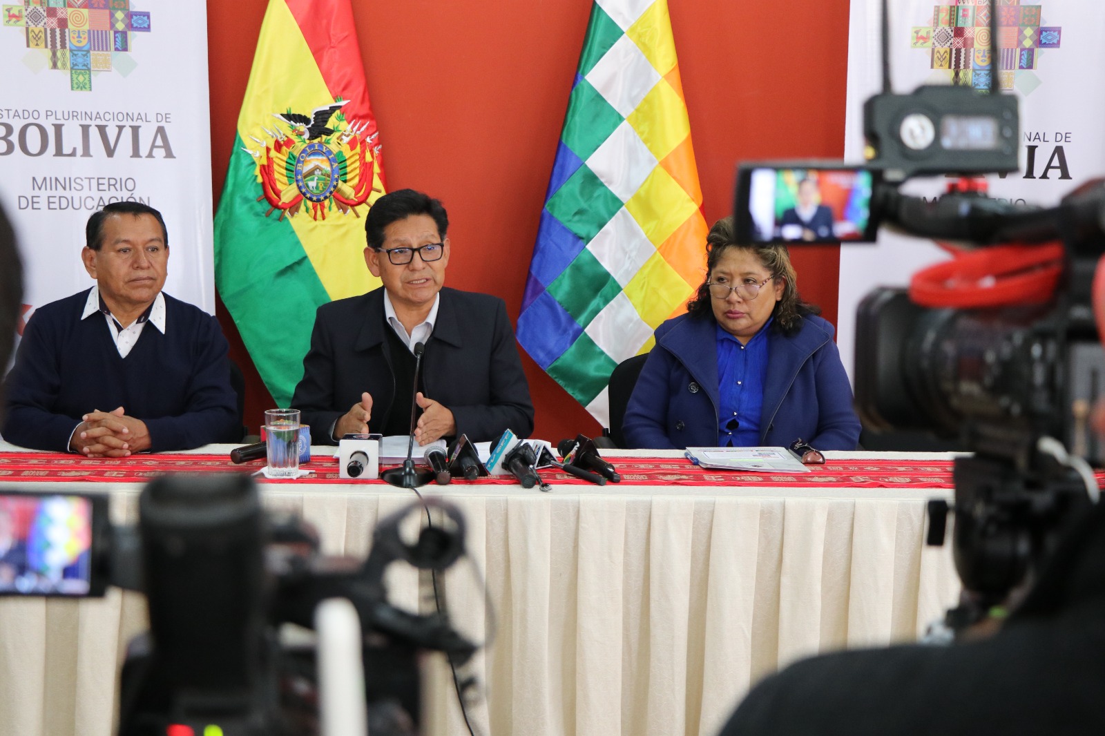 Magisterio condiciona el diálogo a la libertad de un detenido, ministro Pary denuncia secuestro