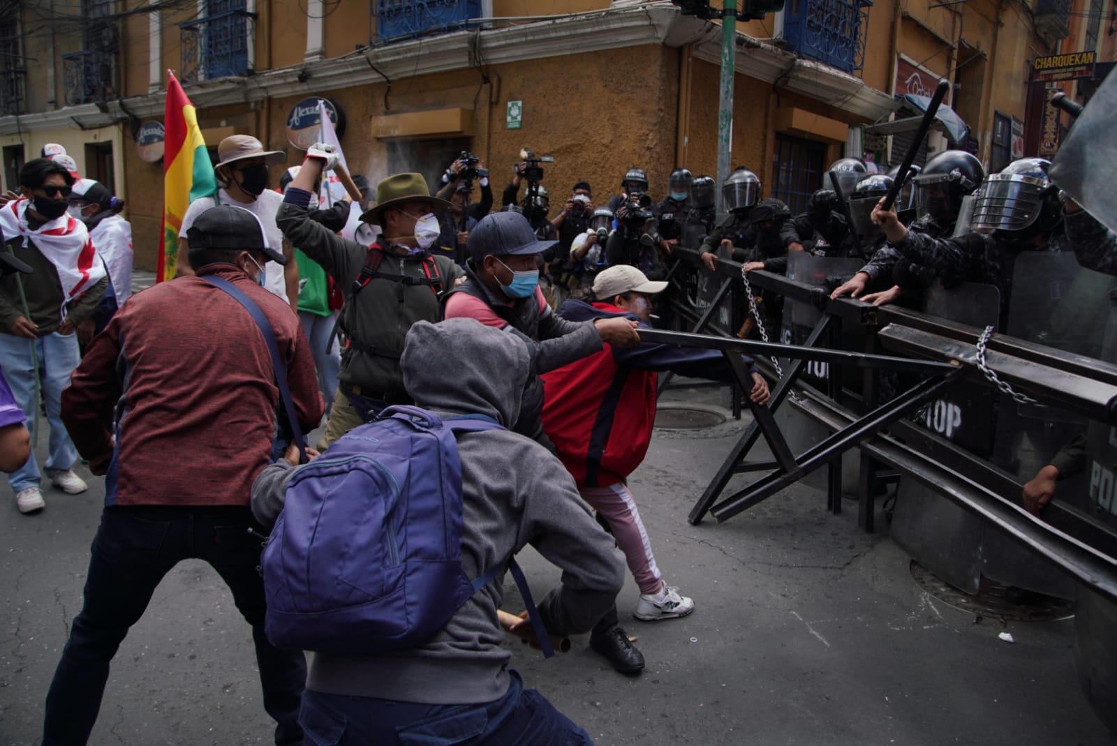 En violenta marcha de maestros, el uso de petardos de alto impacto deja heridos a un periodista y varios policías