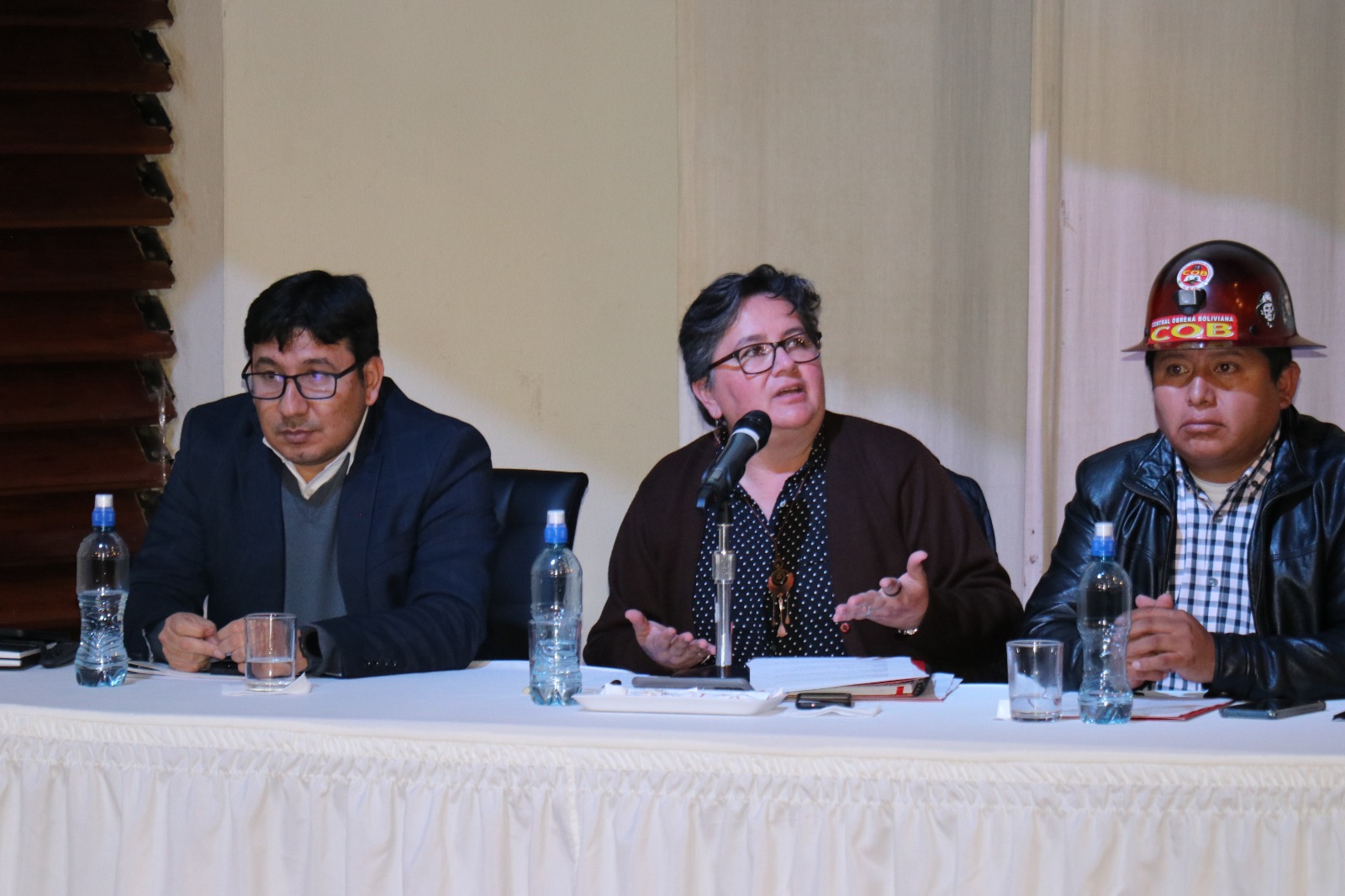 Ministra Navia llama a los trabajadores a defender los recursos naturales como el litio