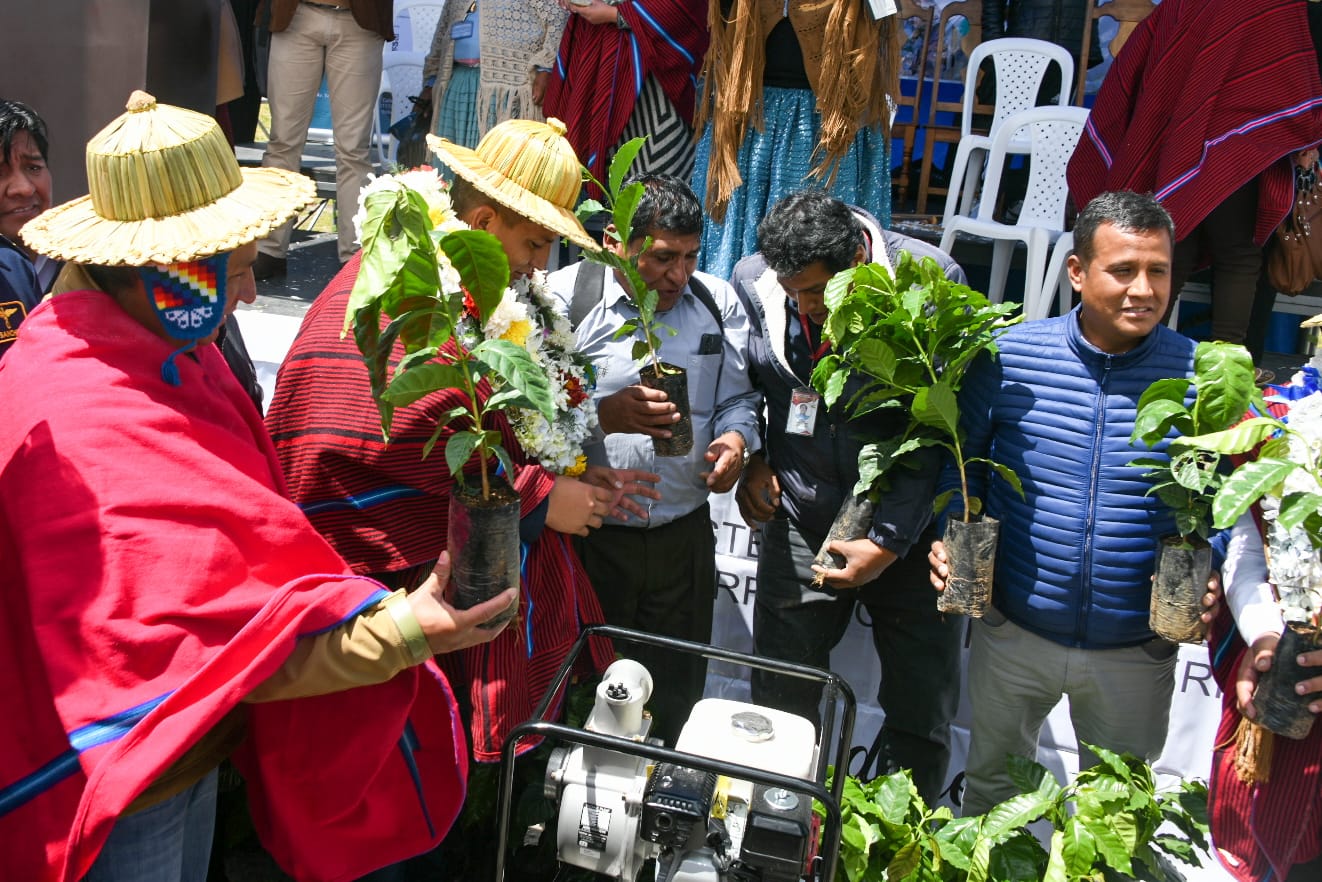 Gobierno entrega equipamiento a 62 municipios paceños azotados por la sequía 