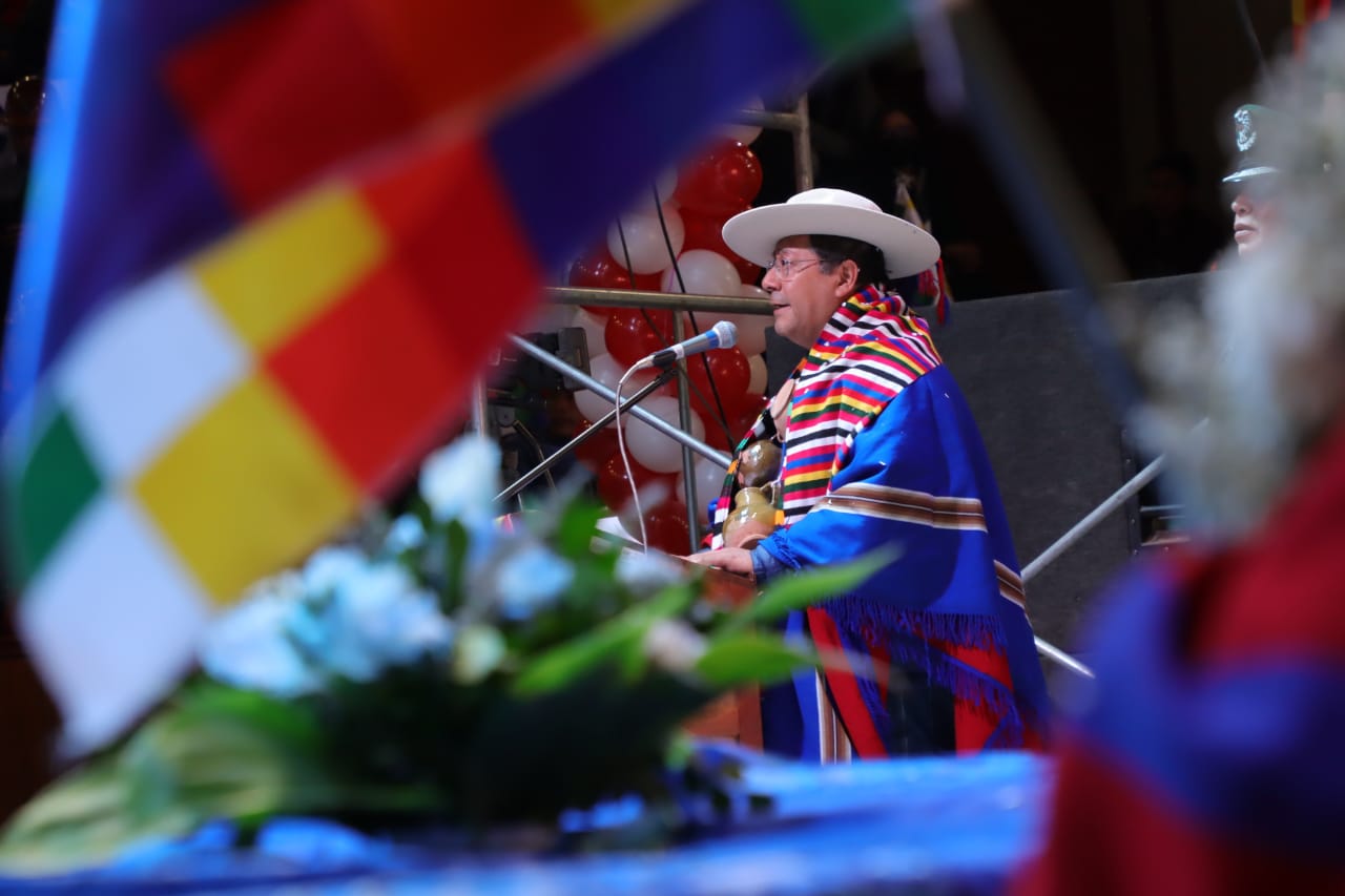 Arce alerta sobre amenazas externas y llama a defender el litio