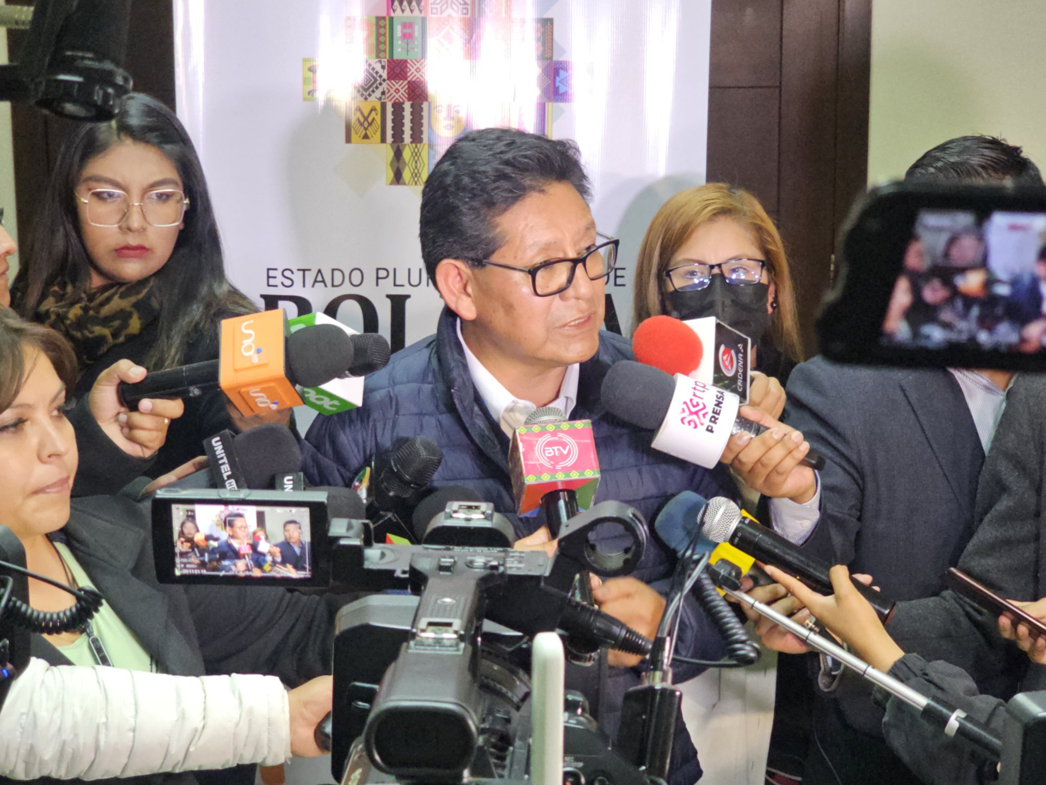 Educación sube horas para cubrir déficit, fija fecha de congreso y flexibiliza actualización curricular