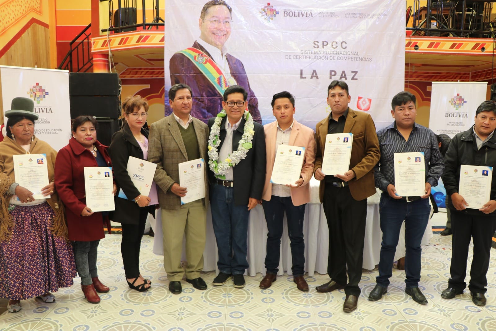 Educación entrega certificados de competencia a 175 trabajadores municipales de El Alto