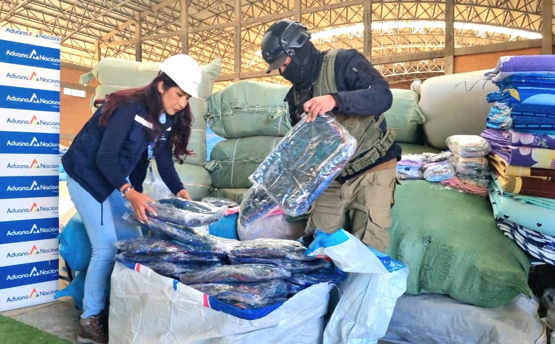 Aduana comisa celulares y 6 toneladas de ropa nueva con un valor superior a los Bs 788.000 en Oruro
