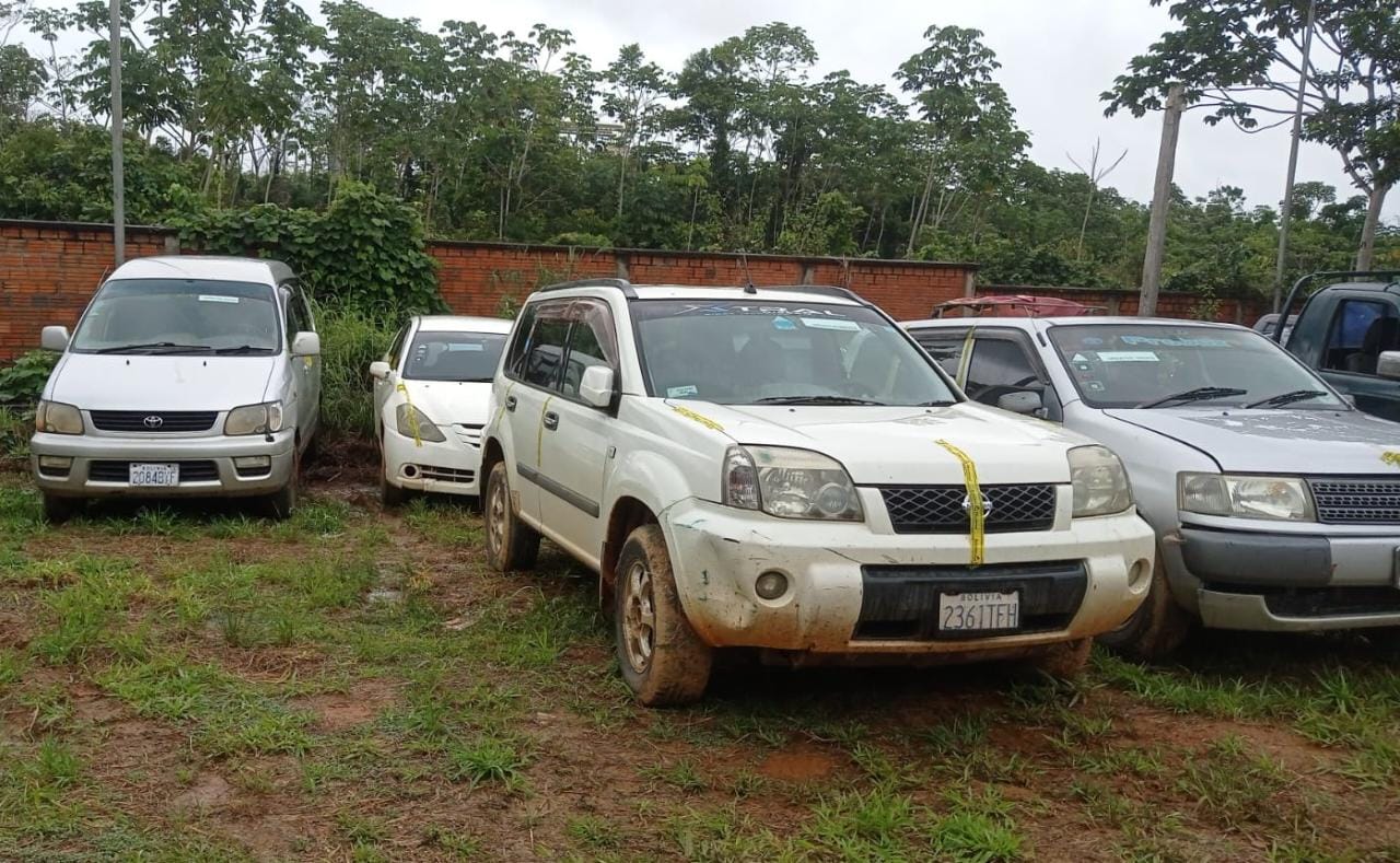 Aduana comisa nueve vehículos indocumentados en Cobija