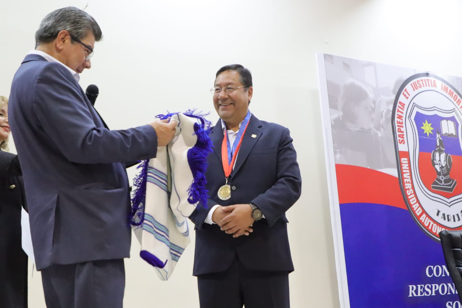 Universidad Juan Misael Saracho distingue al presidente Arce con máxima condecoración