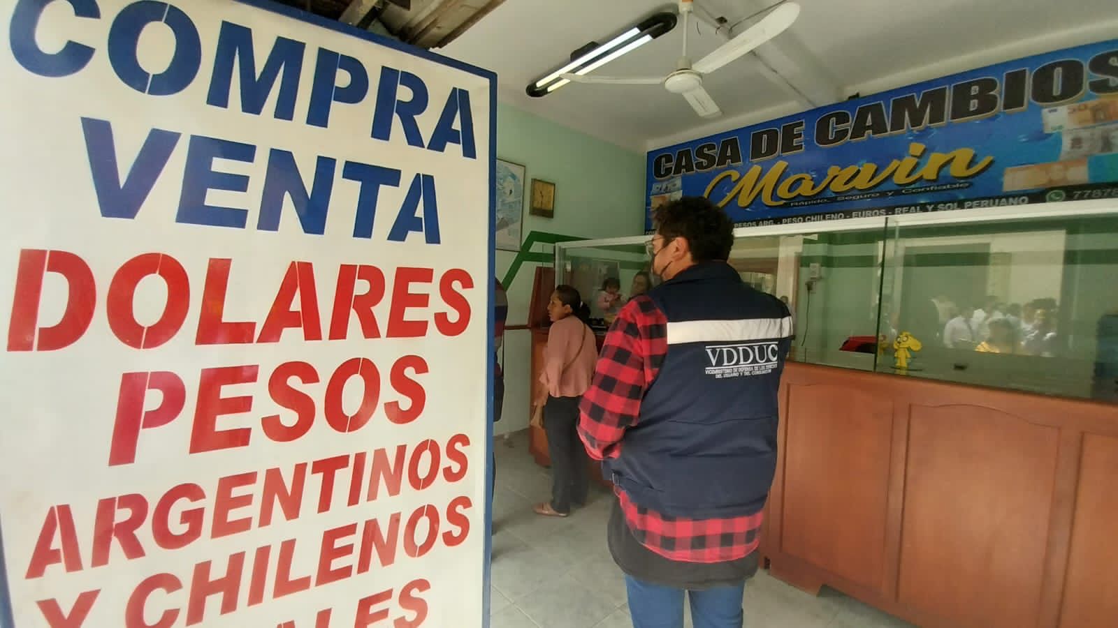 Defensa del Consumidor controla un centenar de puntos de venta del dólar para luchar contra el “mercado negro” en La Paz