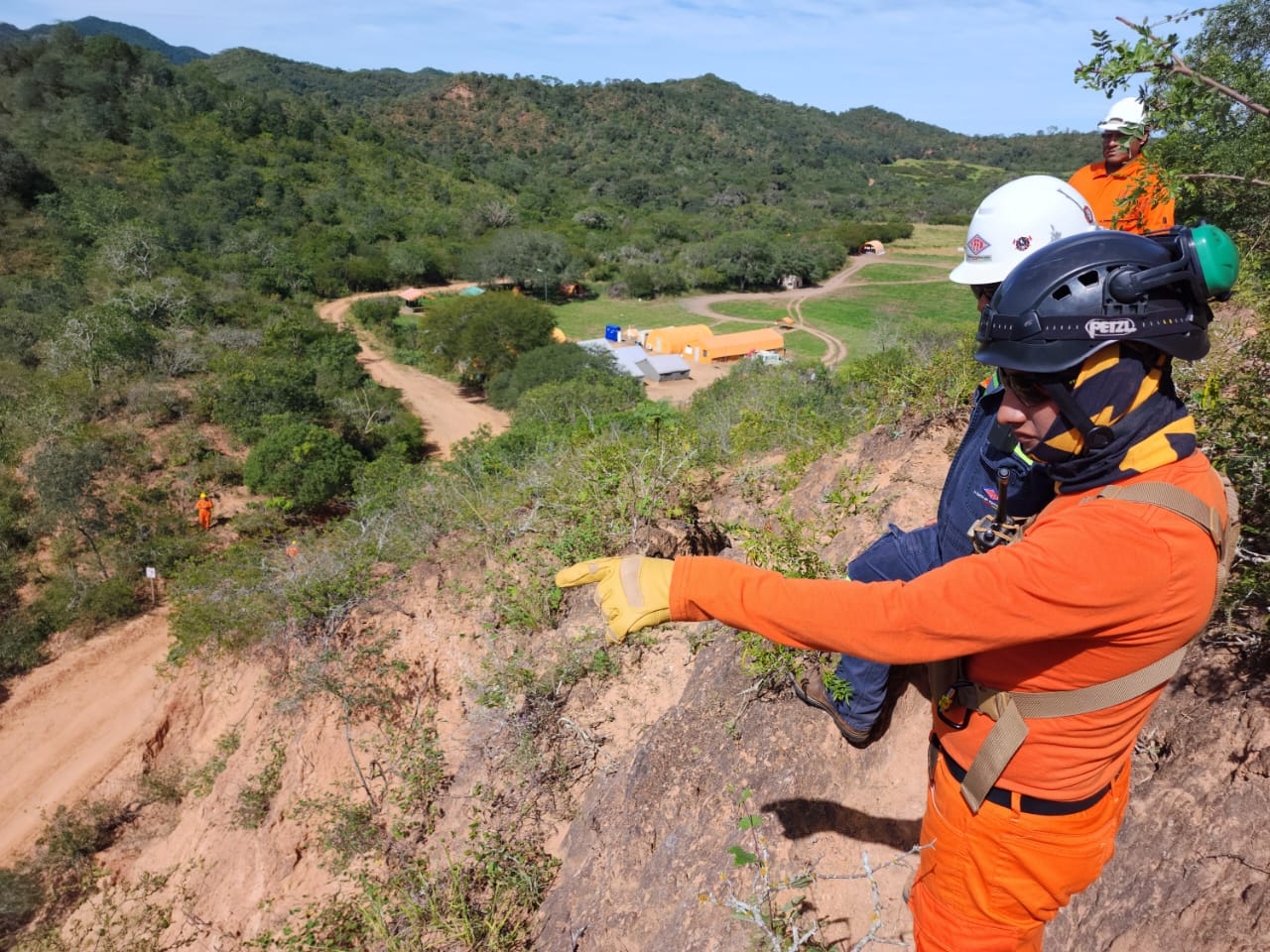 Montañistas y rescatistas trasladan equipos y herramientas en terrenos accidentados para la sísmica 2D en Vitiacua