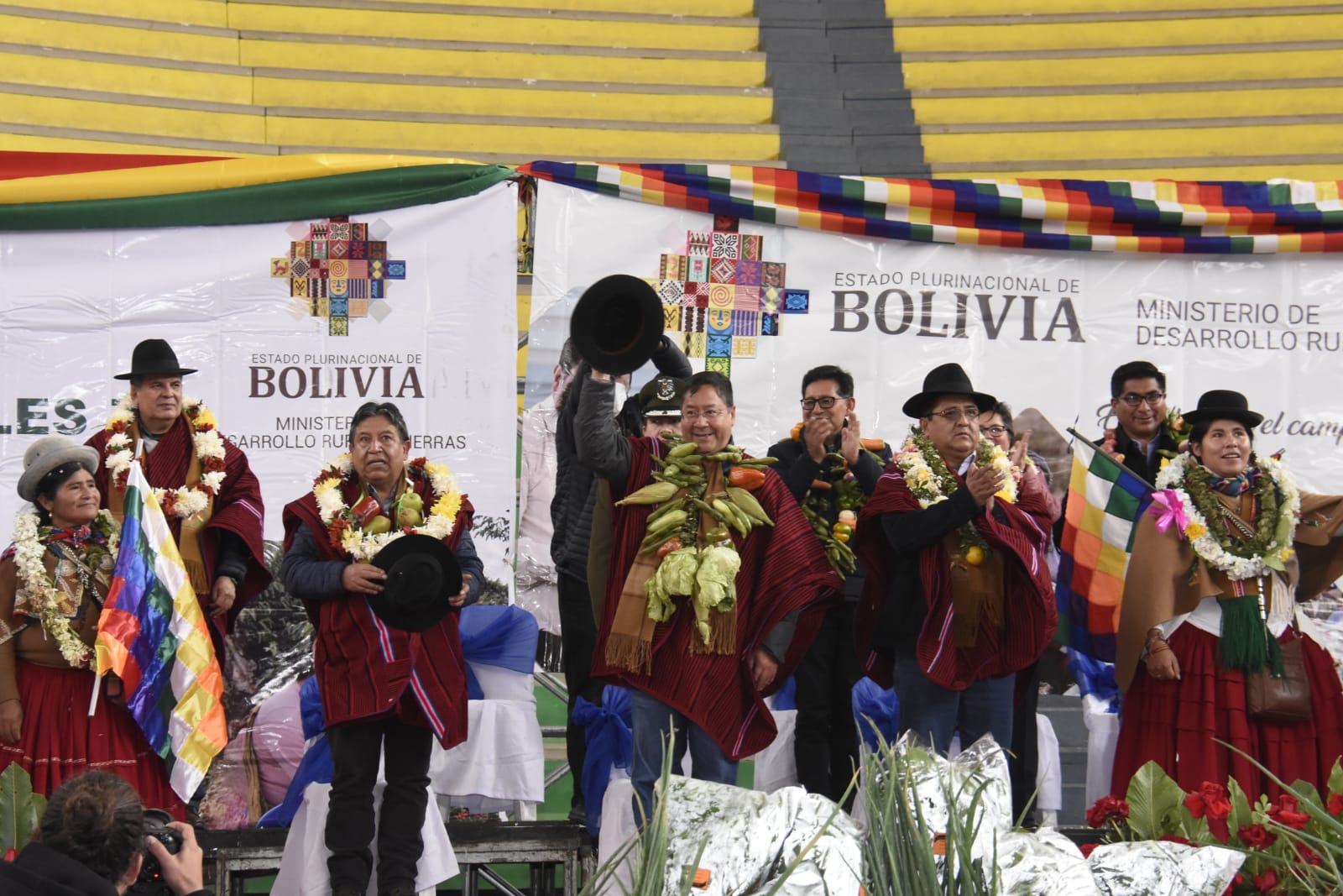 Arce y Choquehuanca entregan ley que canaliza $us 300 millones al sector agropecuario Coliseo Héroes de Octubre. Foto