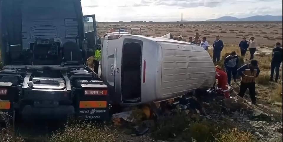 Choque frontal entre un tractocamión y un minibus en la carretera Oruro-Pisiga deja 12 fallecidos
