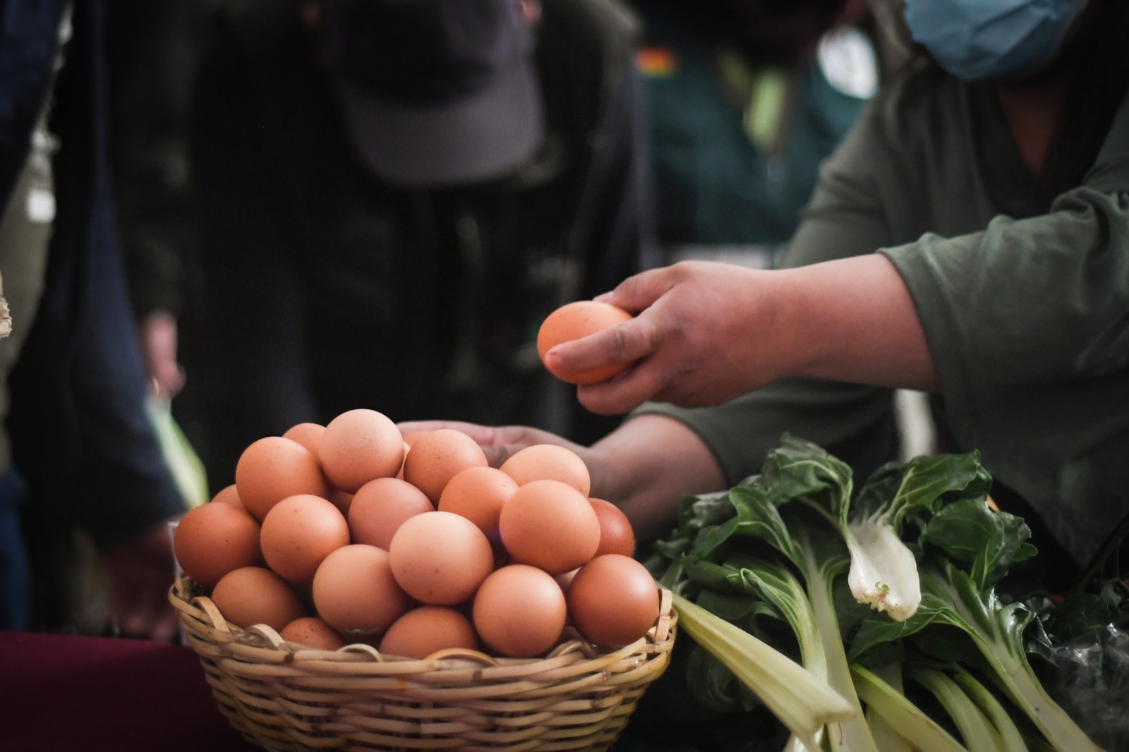 La Paz: Feria “Del Campo a la Olla” ofrece variedades de huevo desde Bs 26 el maple en la plaza Alonso