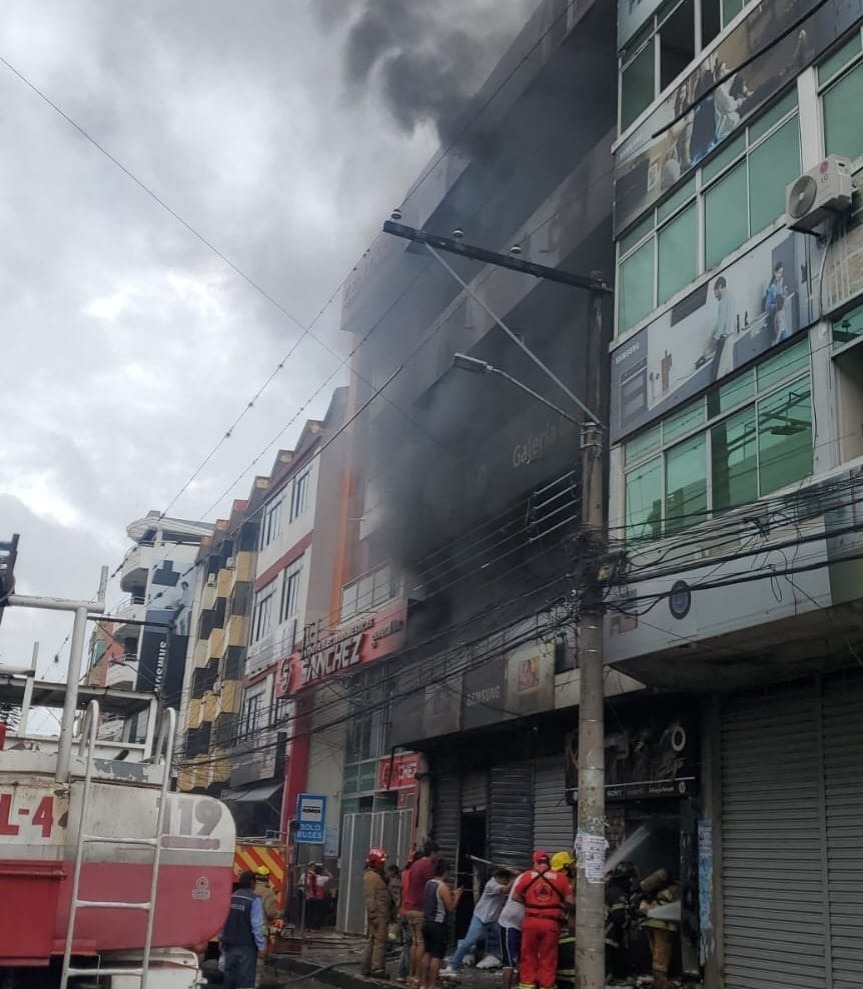 Felcc investiga las causas del incendio que consumió una galería de electrodomésticos en La Ramada