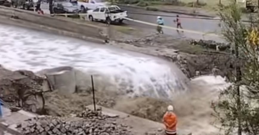 Tras intensas lluvias río Choqueyapu rebalsa en La Paz