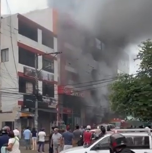 Bomberos sofocan un incendio de magnitud en un edificio de La Ramada