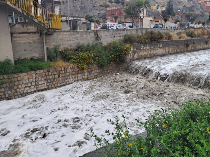 Tras intensas lluvias río Choqueyapu rebalsa en La Paz