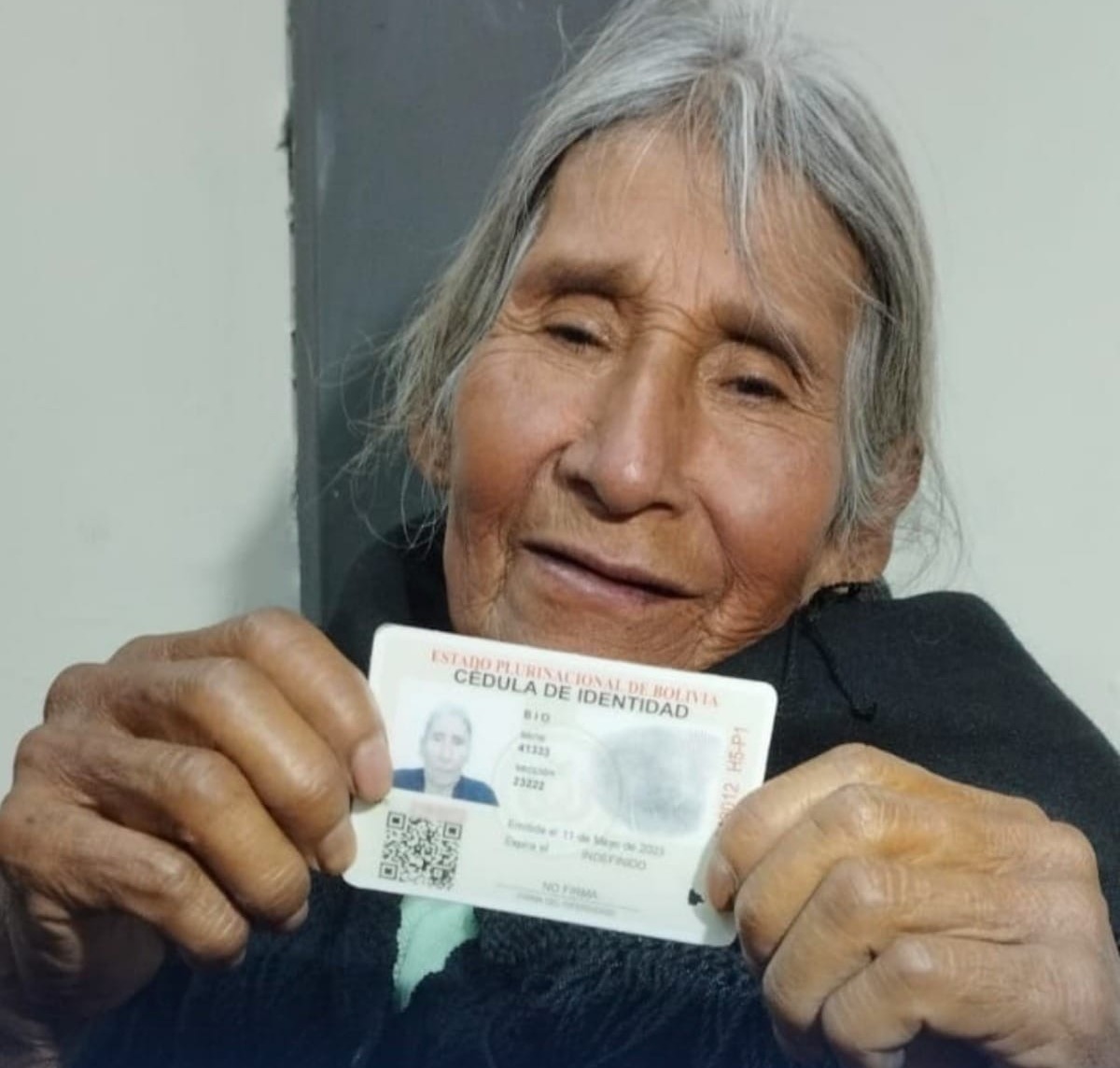 ABI - Segip entrega por primera vez su cédula de identidad a doña Elisa ...