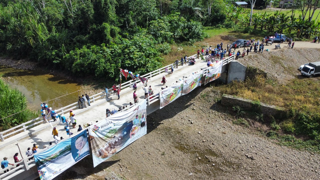 Entregan en Cochabamba dos puentes vehiculares para apoyar la producción de 11 comunidades