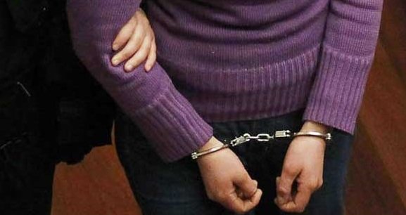 Aprehenden a mujer que estafaba ofreciendo cargos en instituciones públicas en La Paz