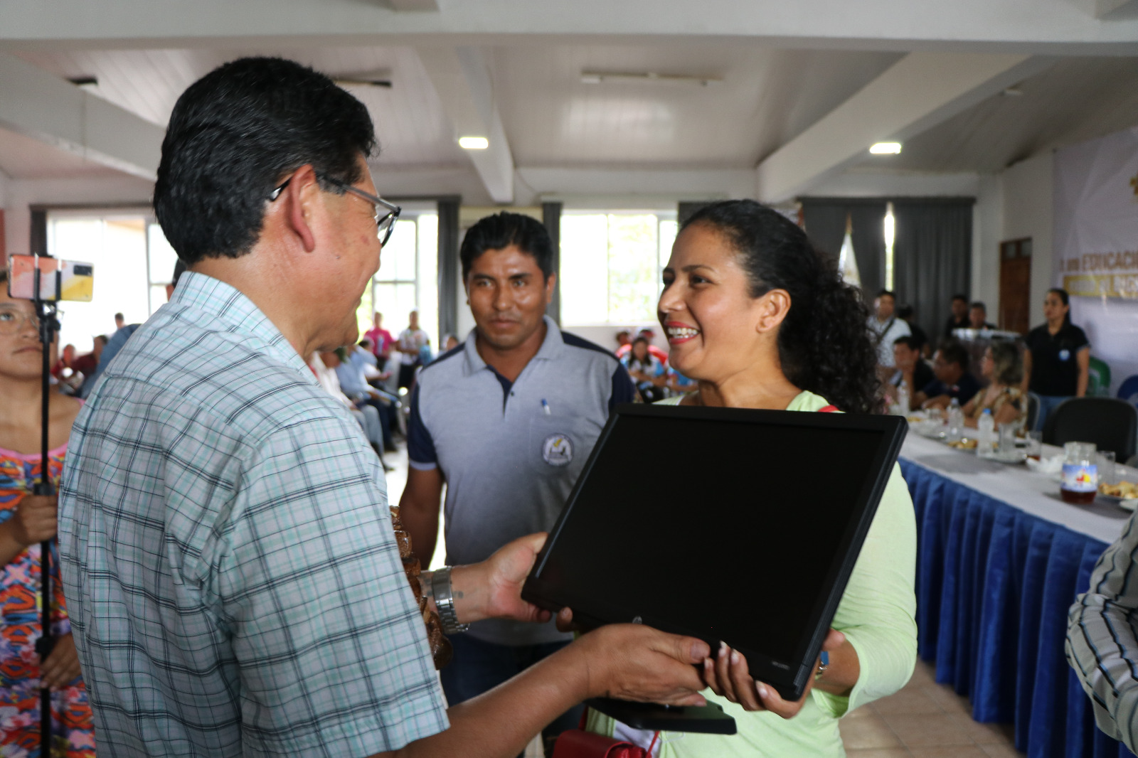 Educación entrega equipos de computación y pizarras a unidad educativa e institutos técnicos de Pando