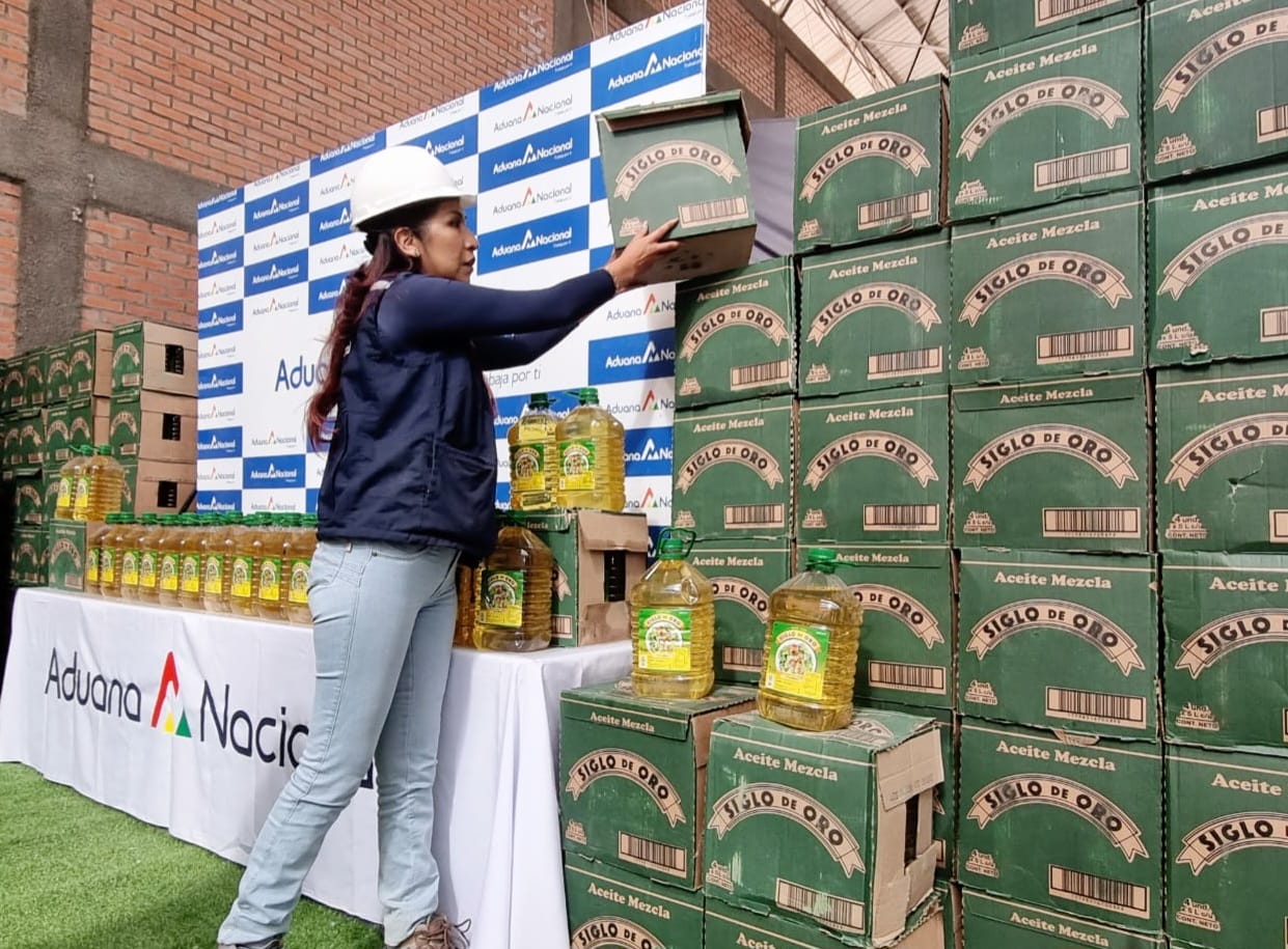 Comisan 53 toneladas de harina, aceite y arroz ilegales en Oruro