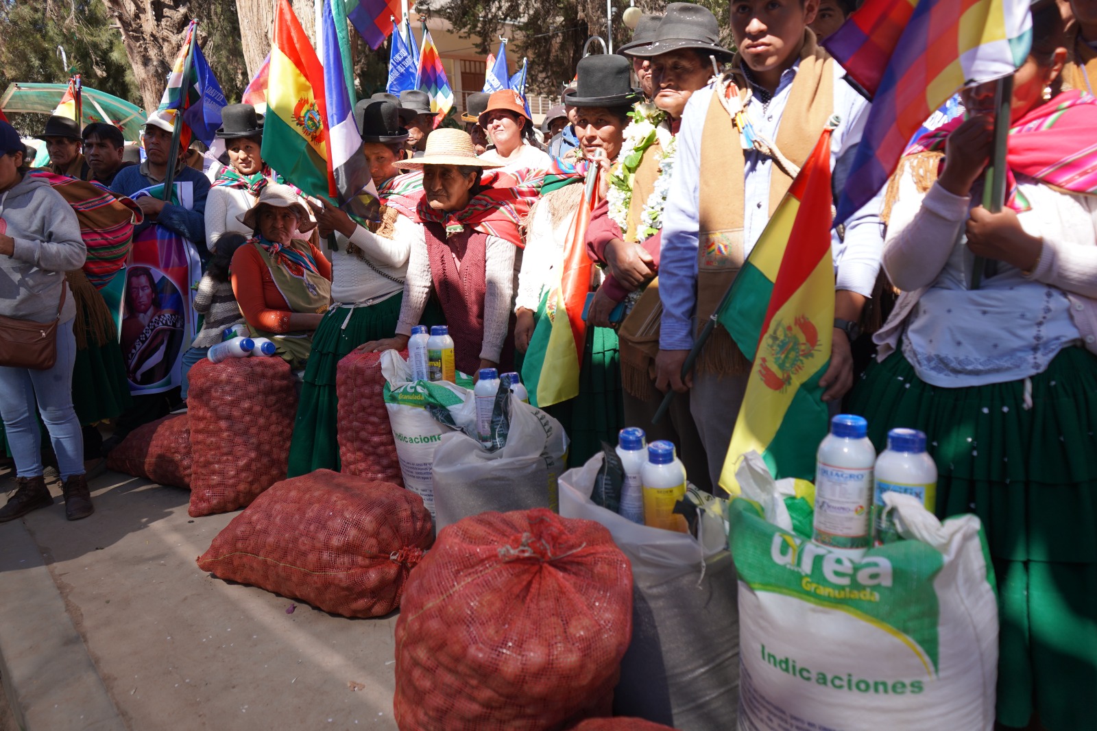 Gobierno entrega maquinaria, insumos y semillas para fortalecer la producción en Luribay