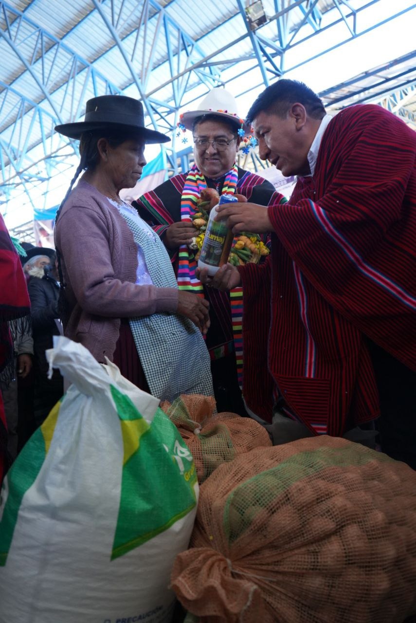 Desarrollo Rural entrega fertilizantes y semillas a más de 2.000 familias productoras de papa